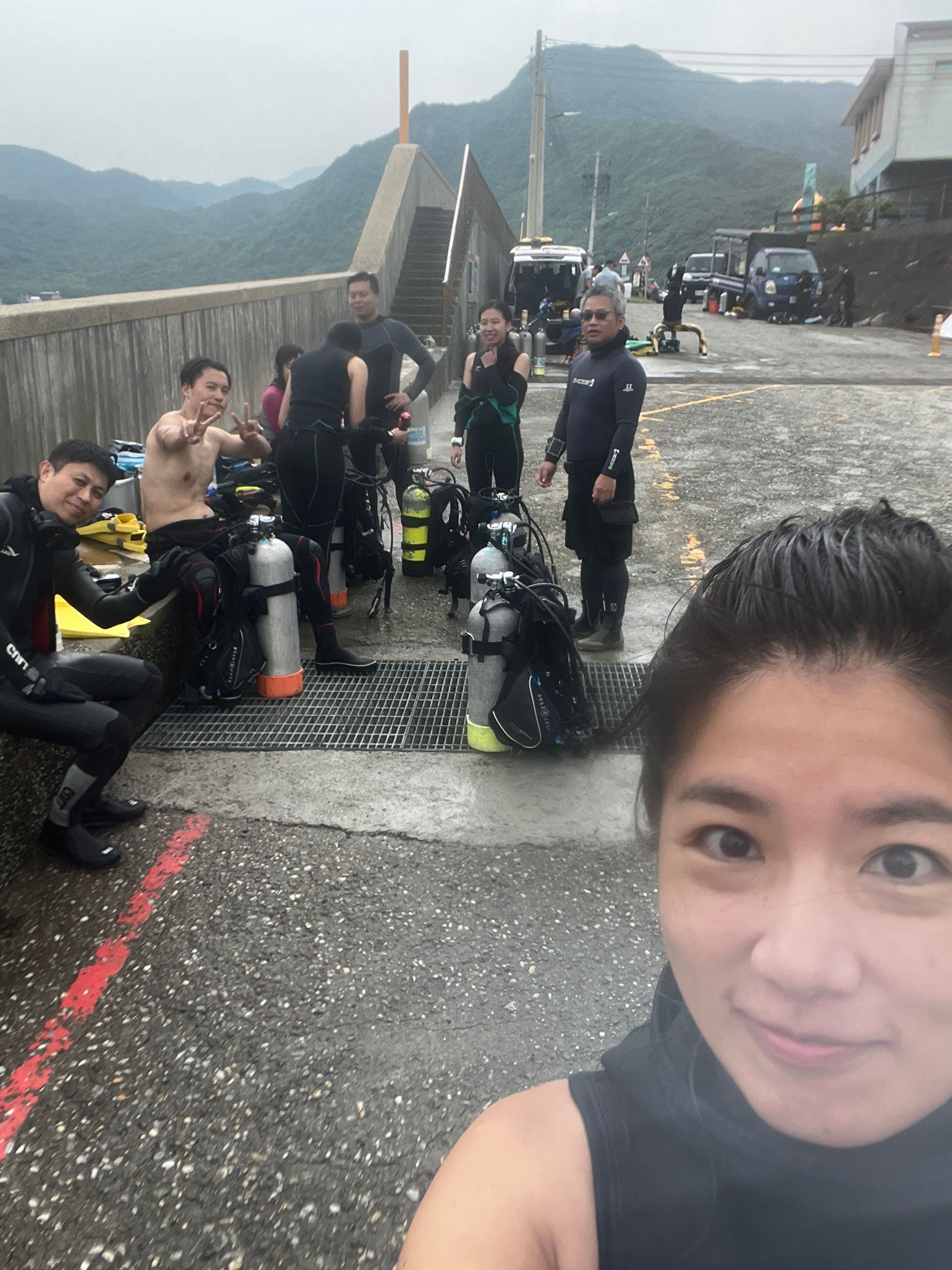 Idiving 東北角活動練習 3mm+頭套背心 後半段會覺得非常冷，導致划動落後。 配重為8kg。下潛應排氣到水面快過面鏡後吐氣形成負浮力，吸氣後快排，維持著負浮力。  殘氣20，耗氧太快。