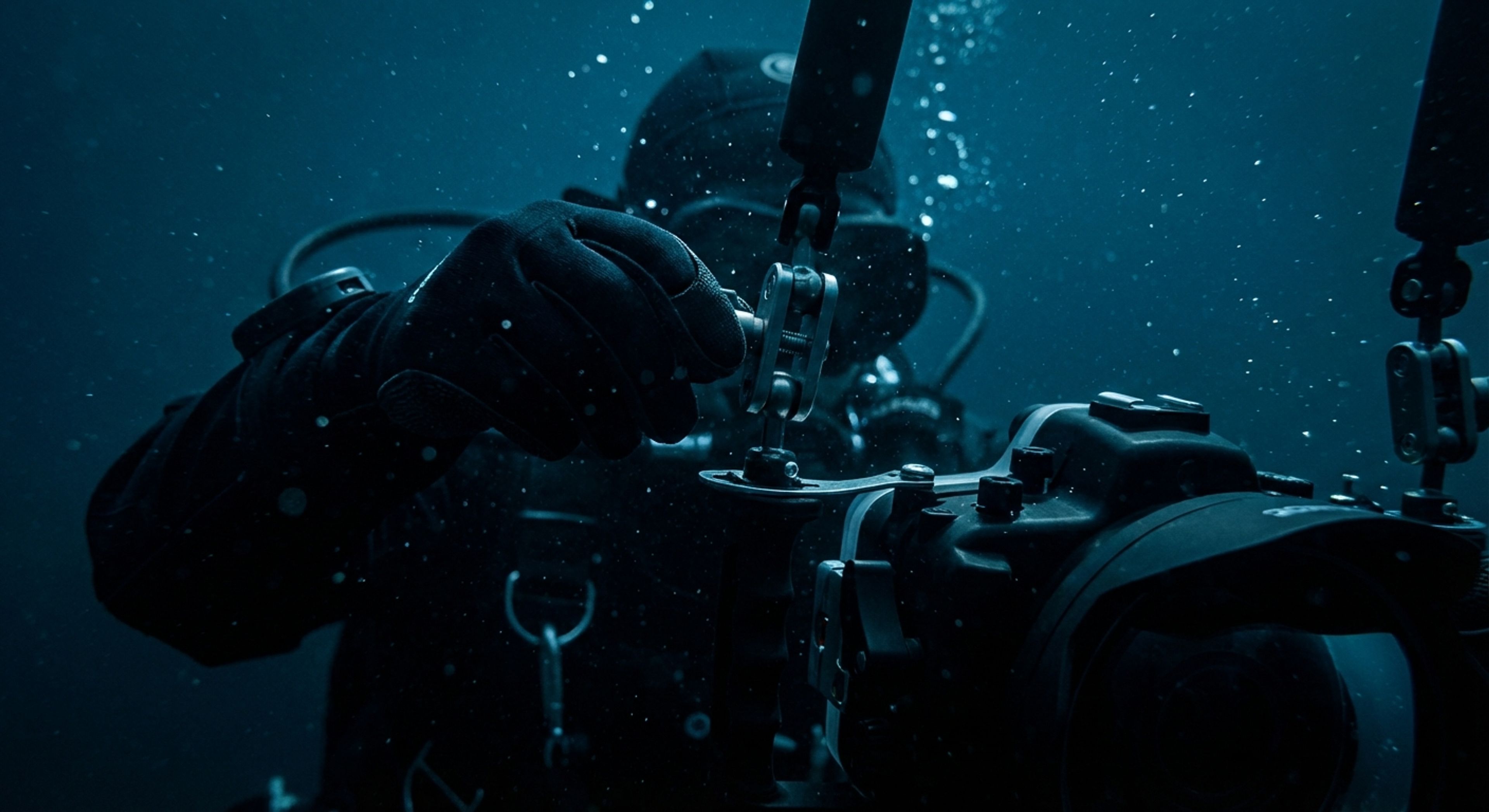 Cold water diver adjusting strobe